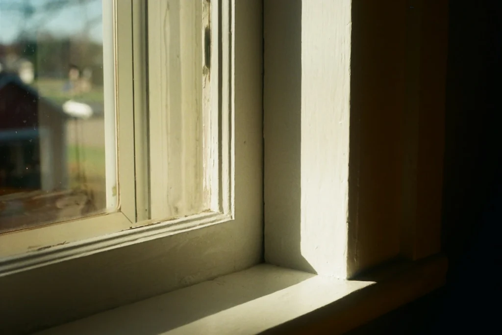 Schimmel am Fenster entfernen - altes Doppelfenster