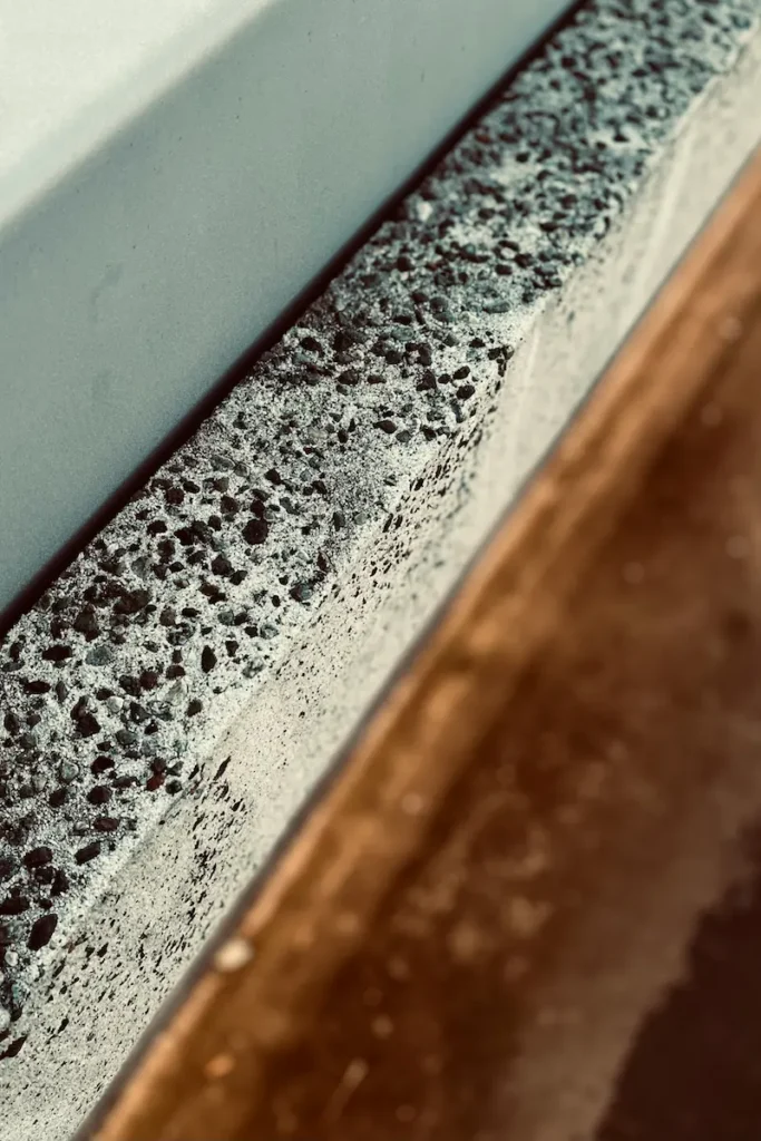 Schimmel am Fenster entfernen - Schimmelbefall am Fenster