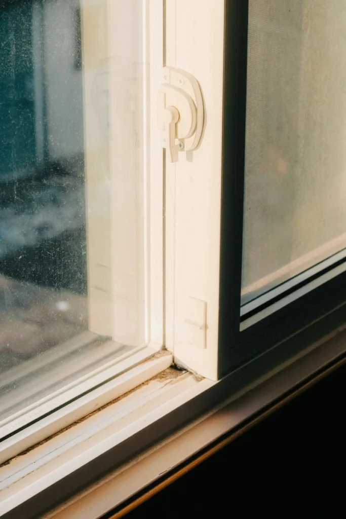 Schimmel am Fenster entfernen - beschlagenes Fenster