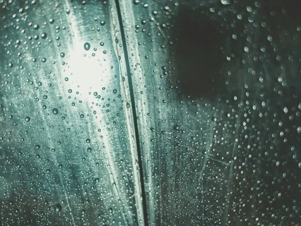 Schimmel aus Dusche entfernen - an der Duschwand sind Wassertropfen.