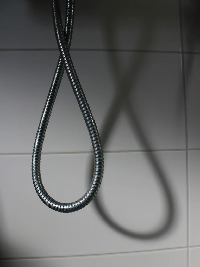 Schimmel aus Dusche entfernen - die Fliesenfugen sind wieder sauber.