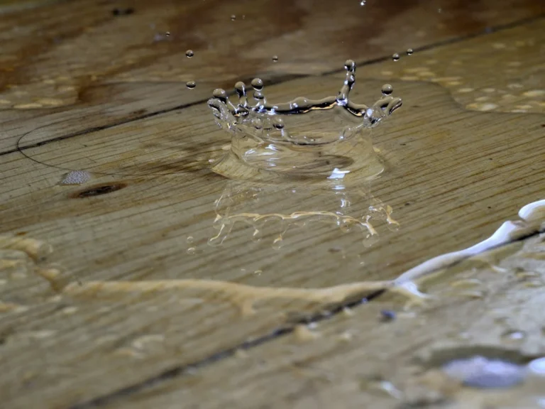 Wasserschadensanierung: Eine große Menge Wasser dringt durch den Fußboden in den Estrich.