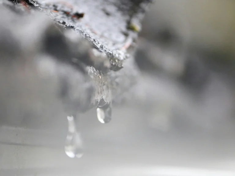 Wasserschadensanierung: Wasser tropft auf eine Oberfläche.
